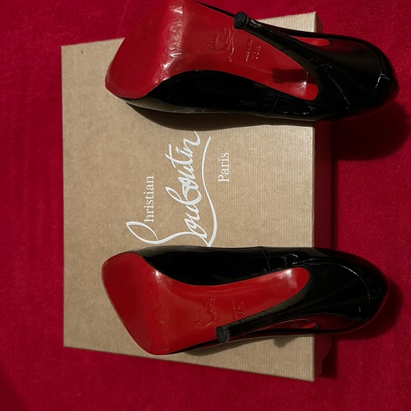 Christian Louboutin - Picture 8 of 9